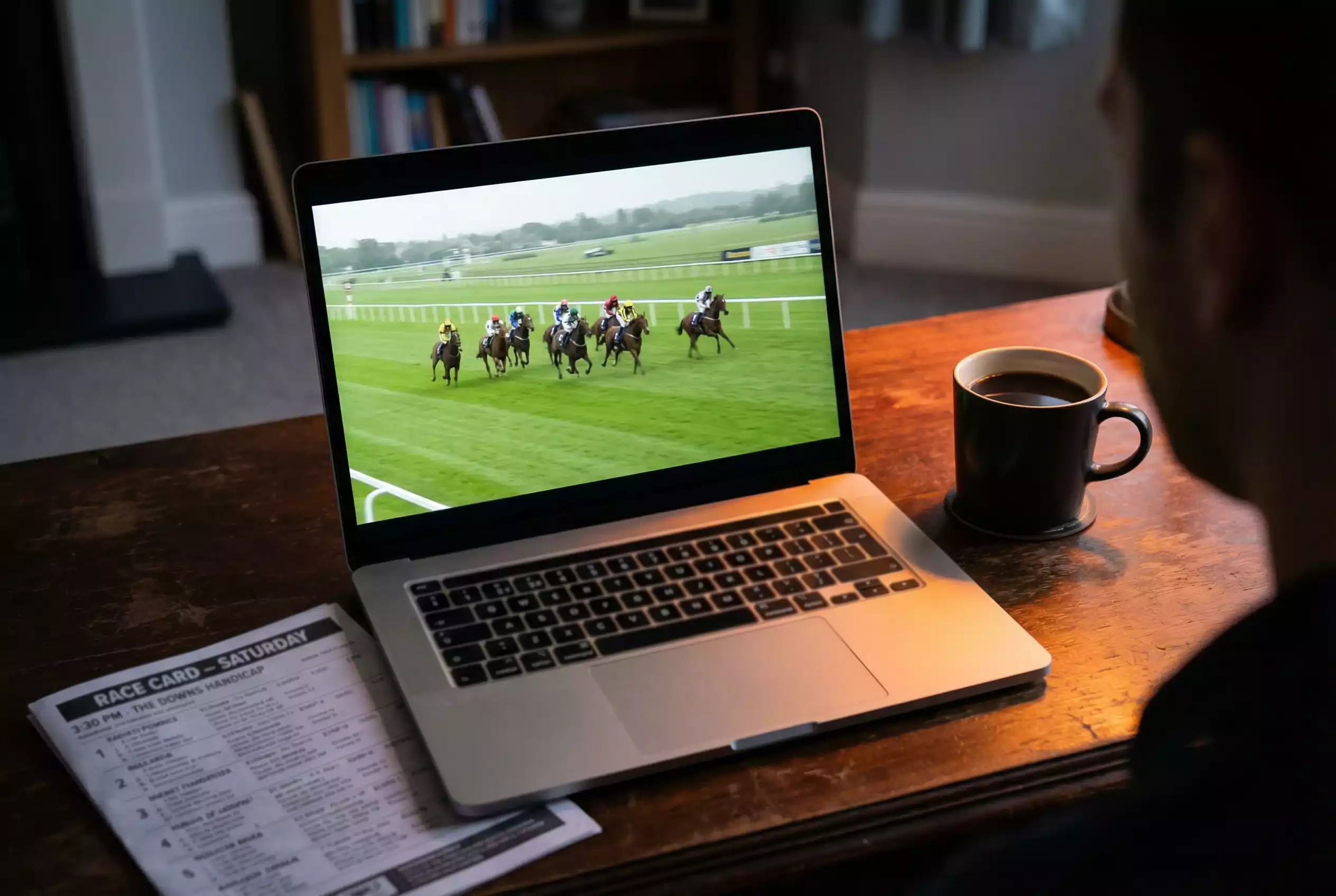 Pferdewetten Livestream – Laptop zeigt Live-Übertragung eines Pferderennens