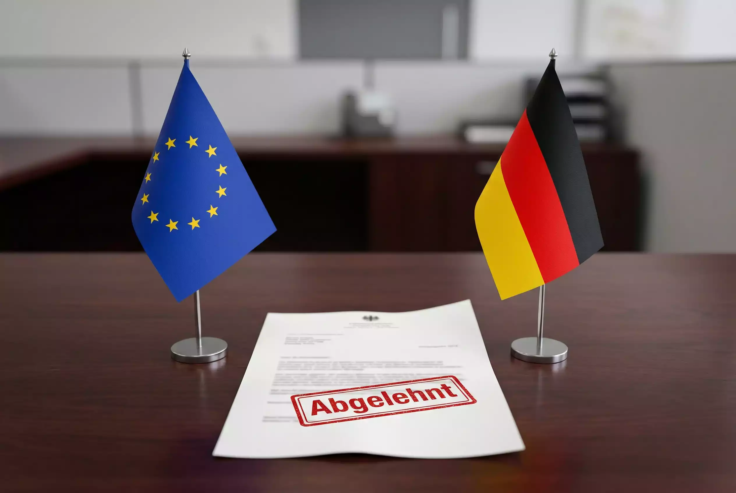 Pferdewetten ohne deutsche Lizenz – EU-Flagge und deutsche Flagge nebeneinander auf einem Schreibtisch