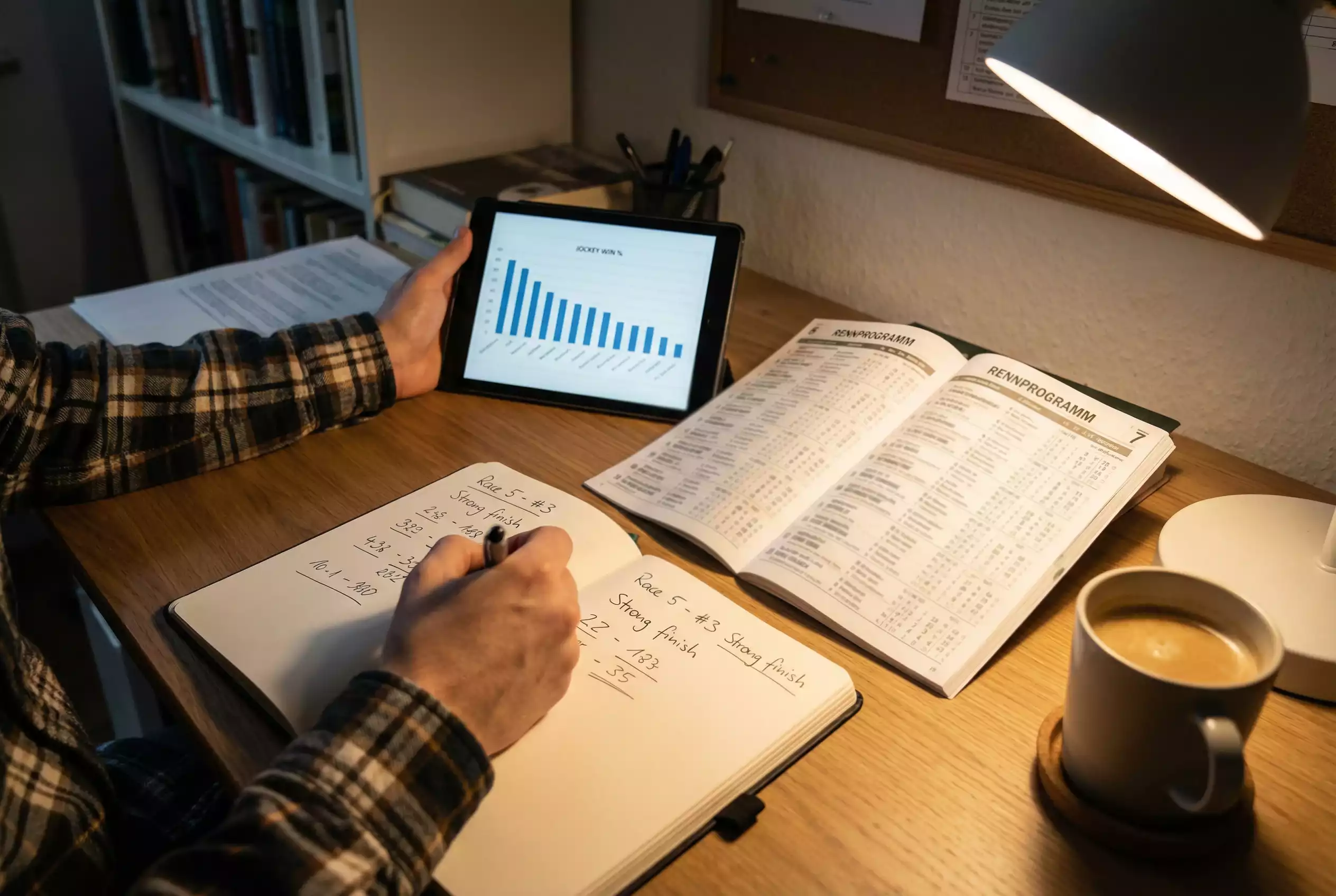 Rennformular und Jockey-Statistiken auf einem Schreibtisch für die Formanalyse bei Pferdewetten